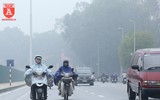 Người Hà Nội mặc thêm áo mưa ra đường vì lạnh
